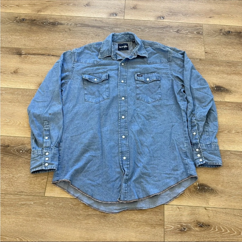 Wrangler men's cowboy cut work denim shirt. Pearl snap. Large. L.